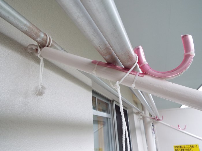台風に備えて物干し竿の固定を