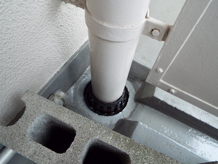 台風に備えて排水溝の清掃を