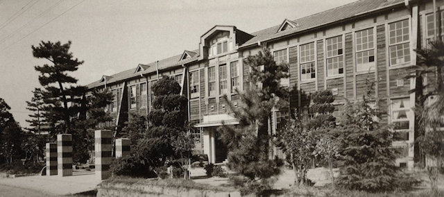 高等学校玄関全景