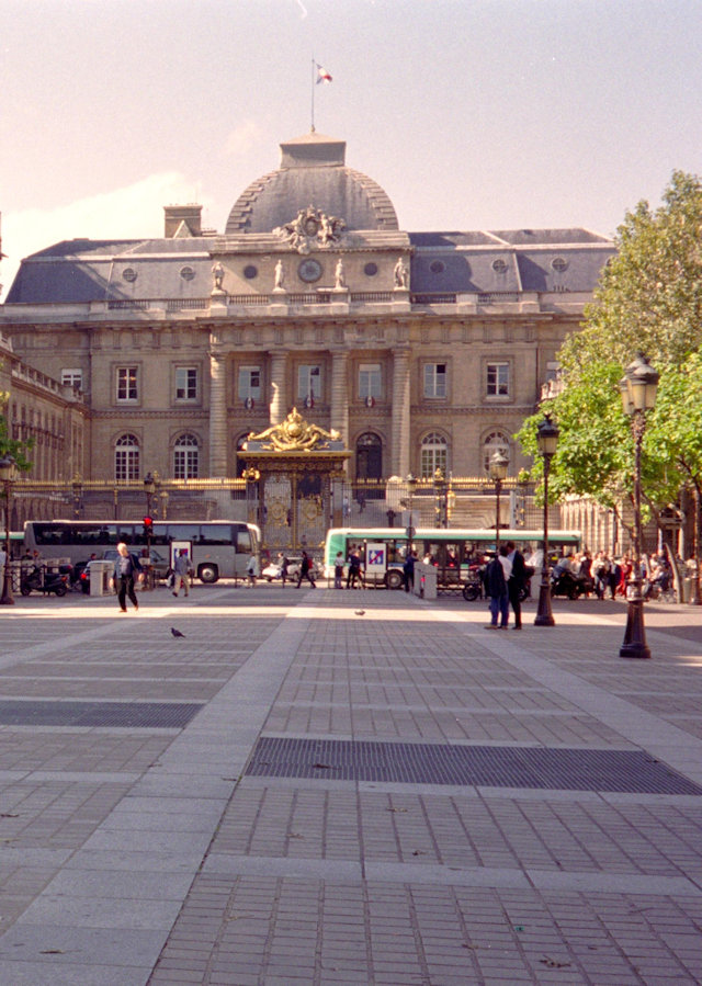 シテ島裁判所前にて