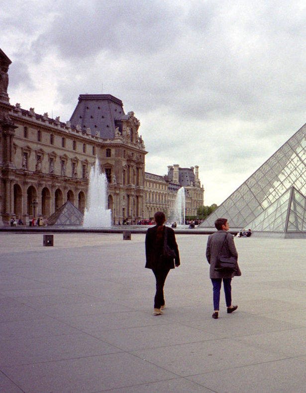 ルーヴル美術館ピラミッド広場