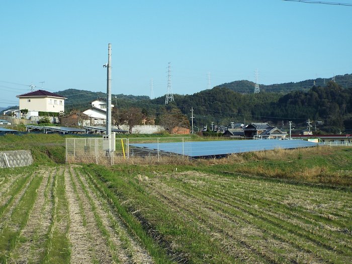 休耕田にはソーラーパネル