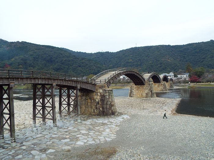 錦帯橋ウォーク；到着したら先ず撮影、山にはお城が見えます