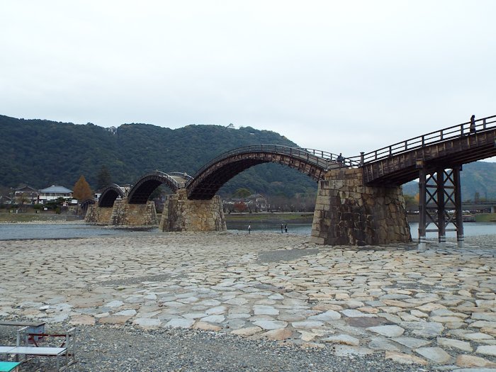 錦帯橋ウォーク；到着したら先ず撮影、河川敷の撮影所が見えます