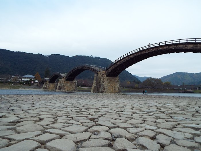 錦帯橋ウォーク；到着したら先ず撮影、河川敷の敷石が綺麗に並んでいます