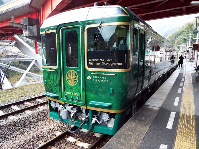 四国まんなか千年ものがたり号