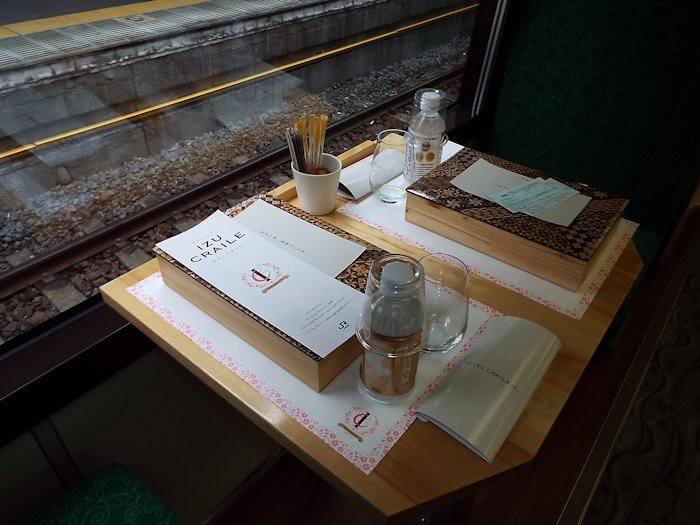 乗車するとお弁当が準備されていました