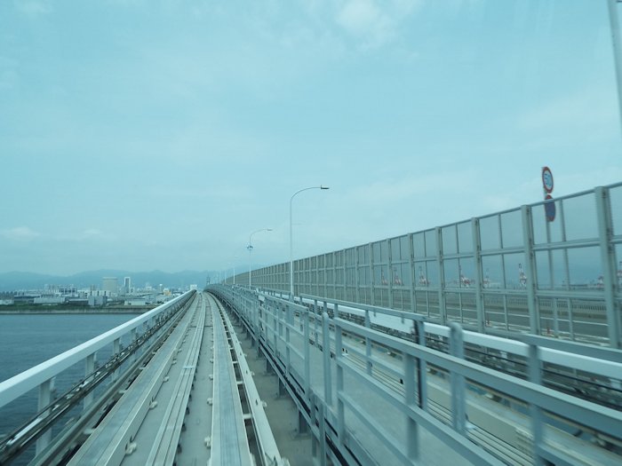 ポートライナーの最前列で撮影しました