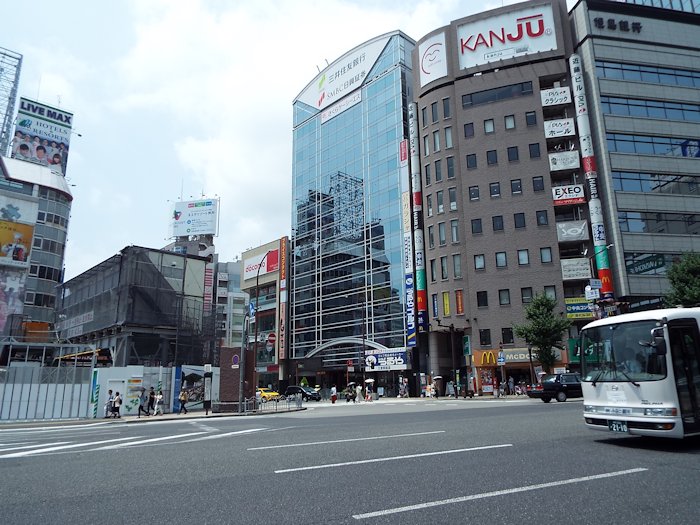 三ノ宮駅でシティー・ループバスを待っています