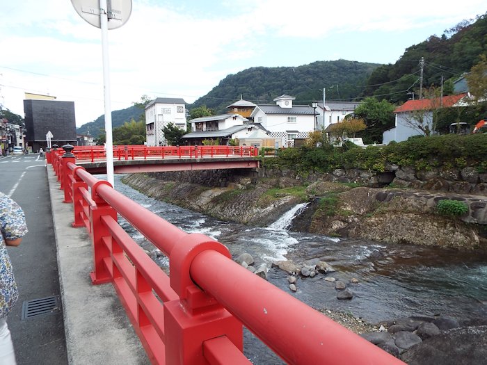 桂川には赤の手摺が有りました