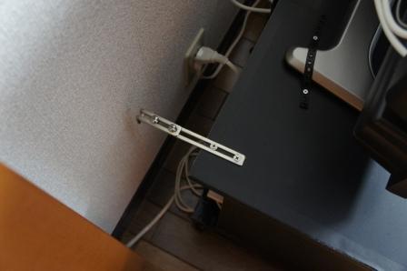 テレビ台後面ストッパー