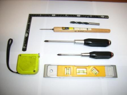 ドライバー、キリ、曲尺、水準器、巻尺、ドリル