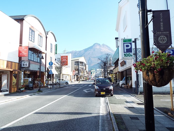由布院驛から由布岳を望む