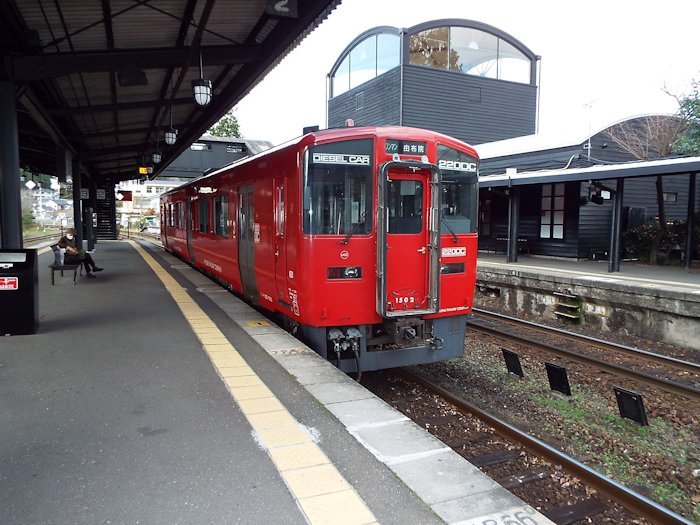 列車の運転席近くの車窓から