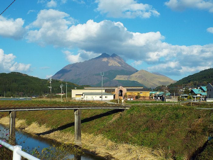 郊外から望む由布岳